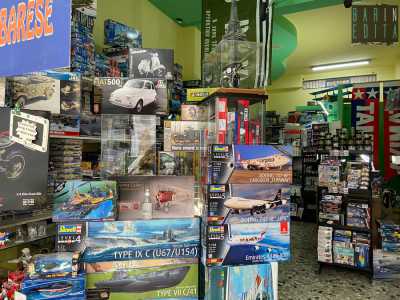 Tra le pile di kit di montaggio di sommergibili, boeing...